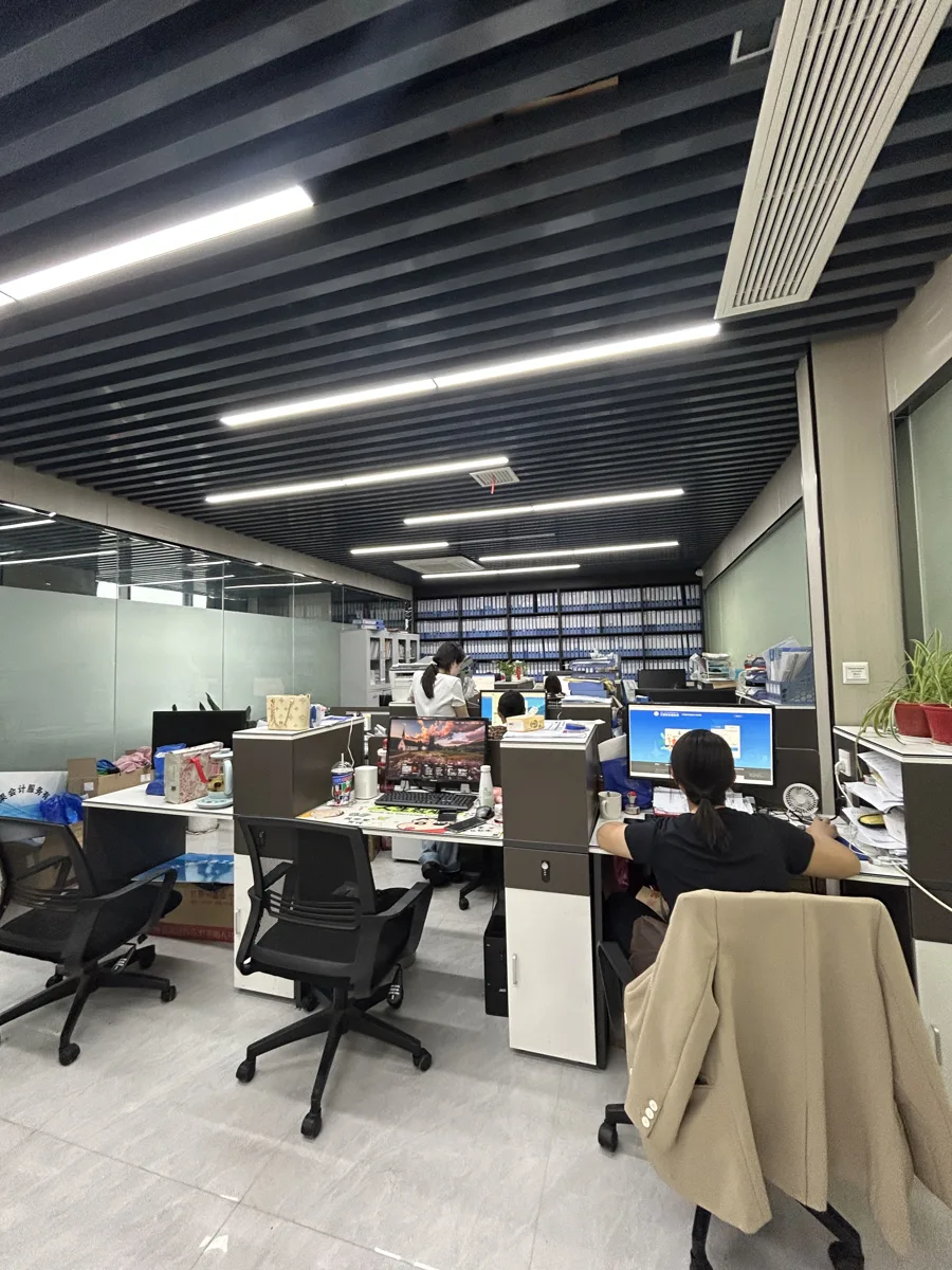 会计团队工位区实景,记账与申报工作现场